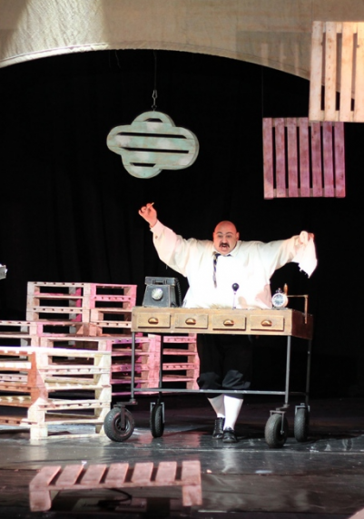 Изображение на галерия: КОМЕДИЯ ОТ ЛЪЖИ