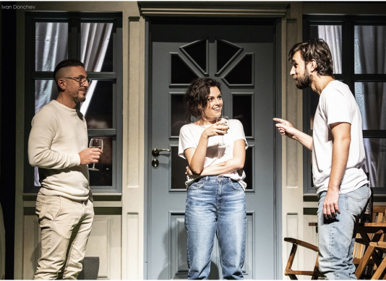 Изображение на новина: В ТЕАТЪР „СОФИЯ“ СЕ СЪСТОЯ ПРЕМИЕРАТА НА „ЦВЕТЯТА“. ЗРИТЕЛИТЕ МОГАТ ДА РАЗГЛЕДАТ ИЗЛОЖБА НА ПЛАКАТИ ЗА ПРЕДСТАВЛЕНИЕТО, ИЗРАБОТЕНИ ОТ СТУДЕНТИ ОТ НХА