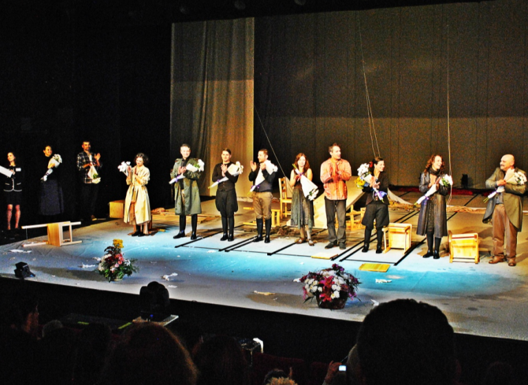 Изображение на новина: УСПЕШНО ПРЕМИНА ПРЕМИЕРАТА НА "СВАТБАТА НА ДРЕБНИЯ БУРЖОА"