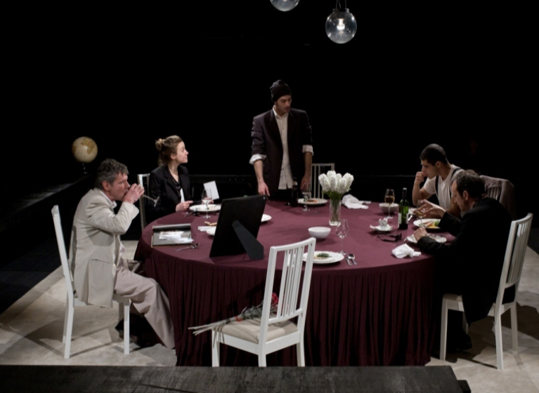 Изображение на новина: ПОСТАНОВКА НА ТЕАТЪР "СОФИЯ" С НОМИНАЦИЯ „АСКЕЕР” ЗА СЪВРЕМЕННА БЪЛГАРСКА ДРАМАТУРГИЯ