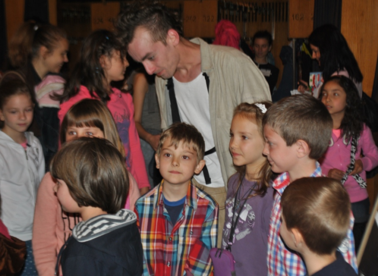 Изображение на новина: „ЯН БИБИЯН МИ ПОКАЗА, ЧЕ ТРЯБВА ДА ВЯРВАМ В СЕБЕ СИ И ДА БЪДА ДОБРА“, МАЛКА ЗРИТЕЛКА В ТЕАТЪР „СОФИЯ“