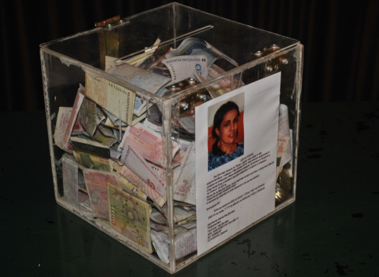 Изображение на новина: ГОСПОЖА МИНИСТЕРШАТА СЪБРА 1980 ЛВ. В ПОМОЩ НА ЖИВОТОСПАСЯВАЩАТА КАМПАНИЯ ЗА ИВА